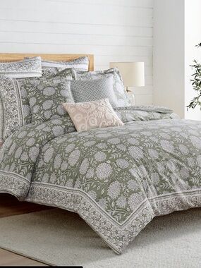 Levtex Sage Green Botanical Quilted Comforter Set  includes 3 pcs. Only 🍏🤍 GWP.